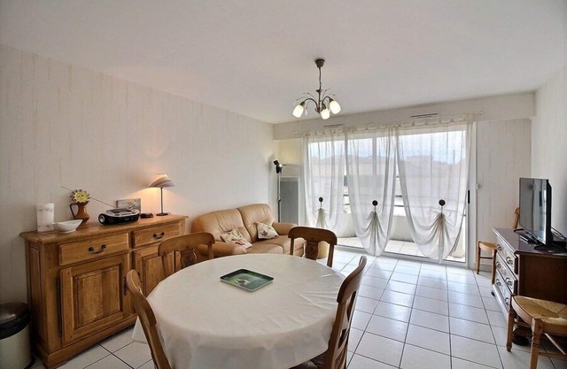 PLEIADE 11: 2-person apartment in city center with private parking.