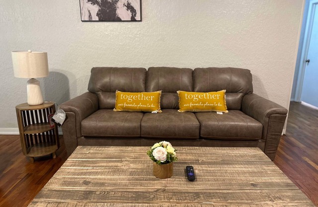 Plenty of space and welcoming 3br/2ba steps away from Marian Day grounds