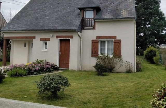 PLERIN 200 meters walk from the city center 10 minutes by car from Les Rosaires beach