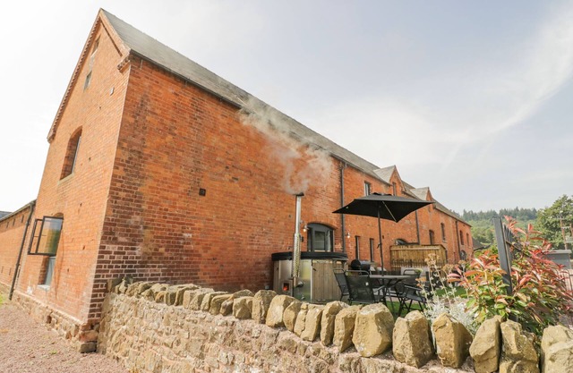 PLOUGH SHARE, pet friendly, character holiday cottage in Huntley