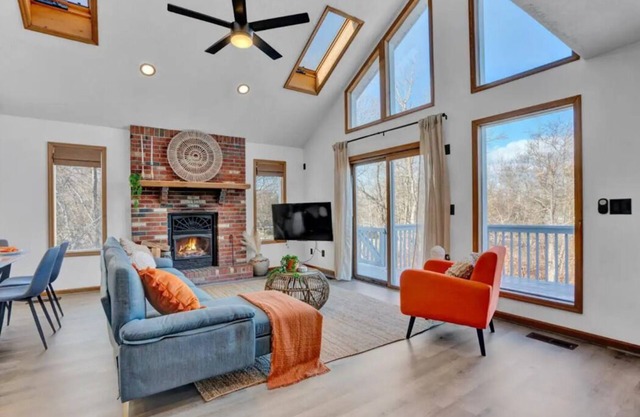 Pocono Dream Chalet- HOT TUB/GameRoom/Lake & Pool Access/Fireplace/Firepit