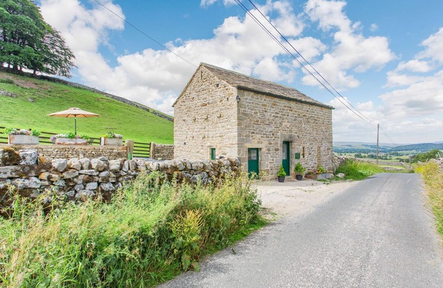 POGLES WOOD COTTAGE, pet friendly, with a garden in Grassington