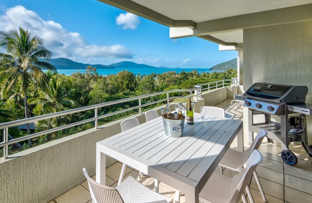 Poinciana Lodge 102, Seaview Apartment on Hamilton Island