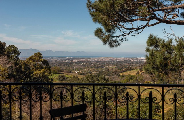 Pointers Villa with views of the vineyards, ocean and breathtaking sunrises.