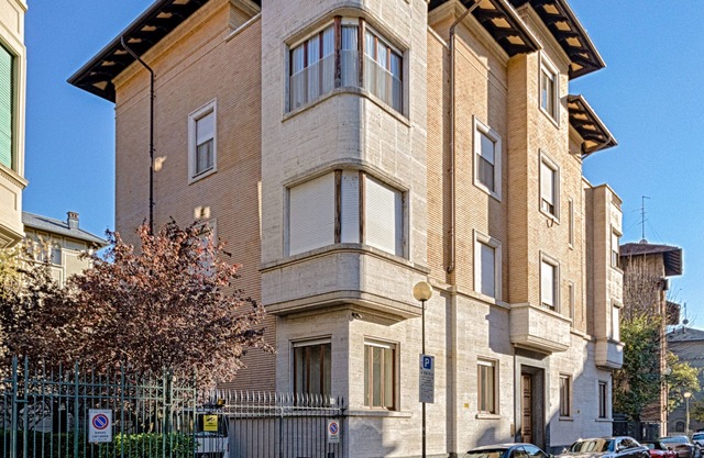 Politecnico and Central Turin with private parking - residential area