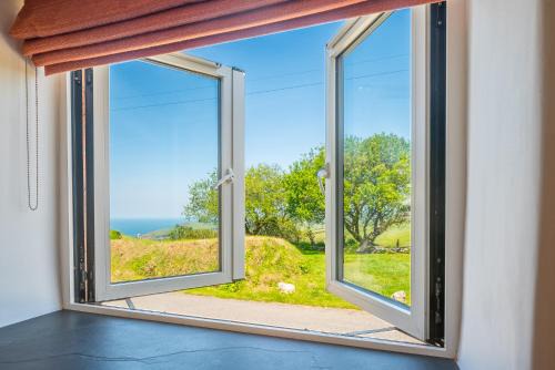Polrunny Farm Seaberry Cottage with a sea view and log burner
