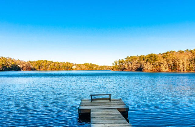 Pond Front Property, Private Beach Access, Sauna and Jacuzzi Tub