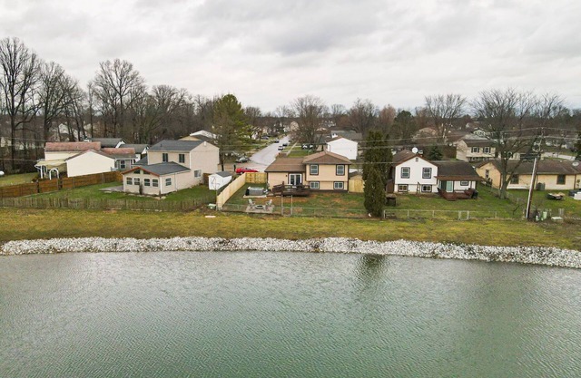 Pondside Retreat 4BR w/Hot Tub & Pool Table & BBQ