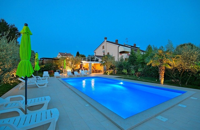 pool, 2 persons. near the beach, quiet area