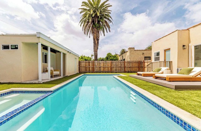 Pool & Fire Pit Sunny 4-Bedroom