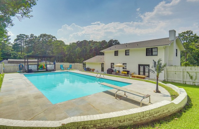 Pool & Game Room: Family Retreat in Fayetteville