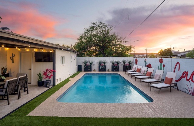 Pool, Hot Tub, Mini golf at Cactus Rose Retreat!