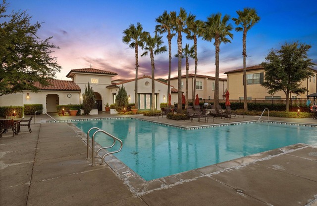 Pool & Hot Tub Retreat 12 mins from Magic Mountain