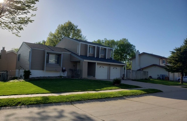 pool & nice S.W. Omaha home! easy access to I-80 hwy