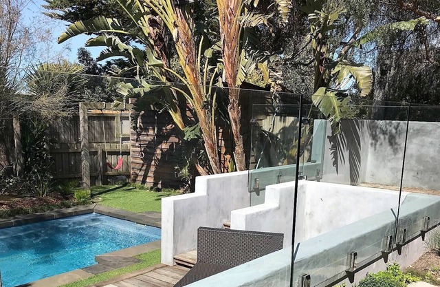 POOL OASIS 4 Bedroom, walk to Beach and GP Track
