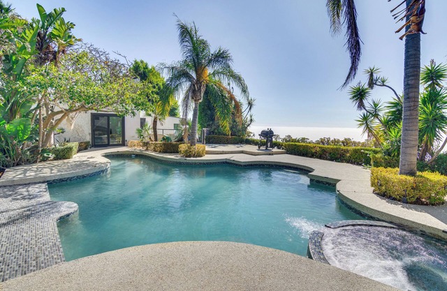Pool, Spa & Ocean Views - Modern Home in Malibu!