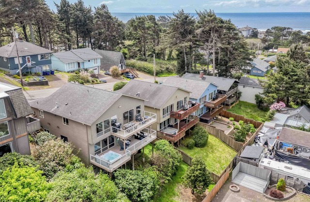 Pool Table, Hot Tub, Two Queen Suites and Double Deck in North Lincoln City!