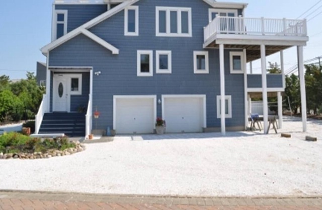 Pool. WiFi. Private Yard. Patio. Balcony. Oceanviews. Beach Badges. Deck .O/S Friday to Friday.