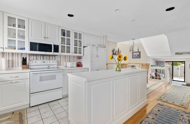 Poolside 2BD-A/C, Private Balcony, Association Beach & Pool