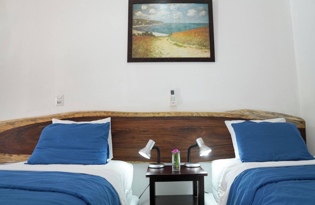 Poolside Family Room with 2 twin beds