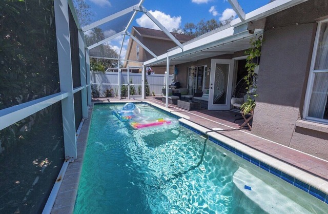 Poolside Palms Getaway - Near Tampa Brandon Valrico