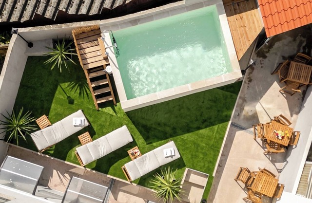 Poolside Duo Retreat, Silva Brinco by HostWise