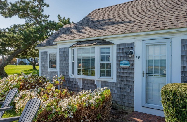 Popie's Place Cozy Cottage with Stunning Water Views