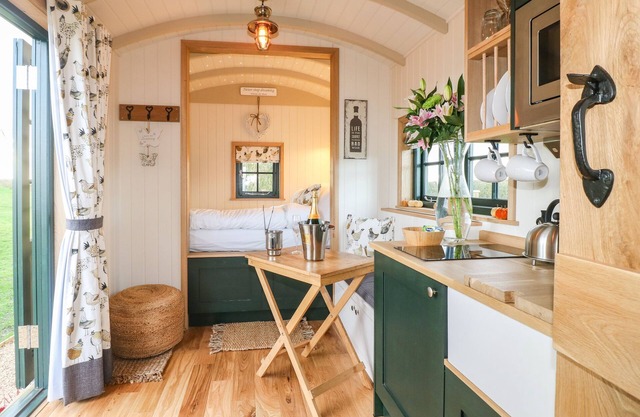 POPPIE'S SHEPHERDS HUT, romantic, with hot tub in Redmile