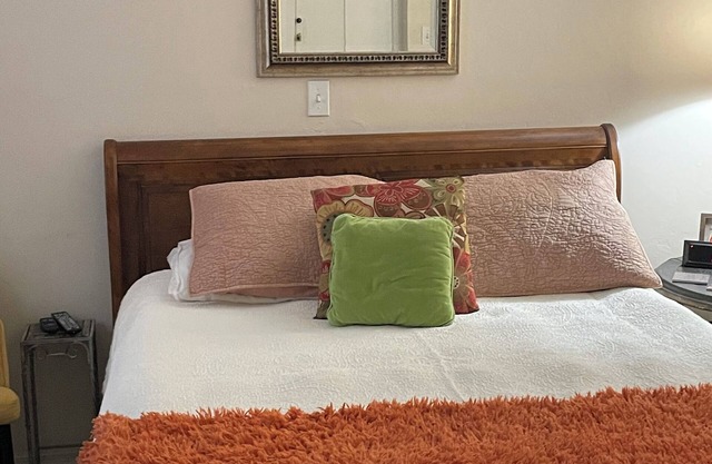 Poppies Place @ Pleasant Street Suites