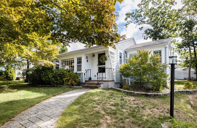 Popponesset! 3 bed, 1 bath w/outdoor shower. Private beach.
