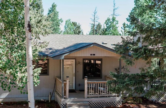 Popular Mountain Lodge among aspen trees! Hot tub!