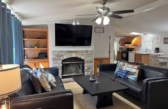 Popular & Roomy 4 Bedroom 2 Bath Island Club Vacation Home -Sleeps 12- IC110
