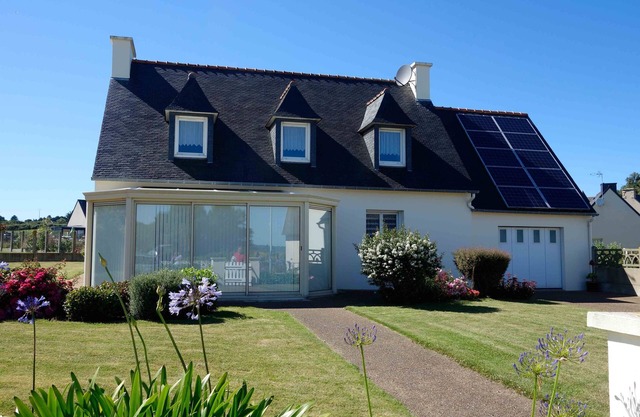 PORS GUYON HOUSE 50M FROM THE BEACH, 4 BEDROOMS WITH SEA VIEW