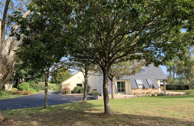 PORT-BLANC, LARGE COMFORTABLE HOUSE, GARDEN, COVERED SWIMMING POOL, SEA VIEW