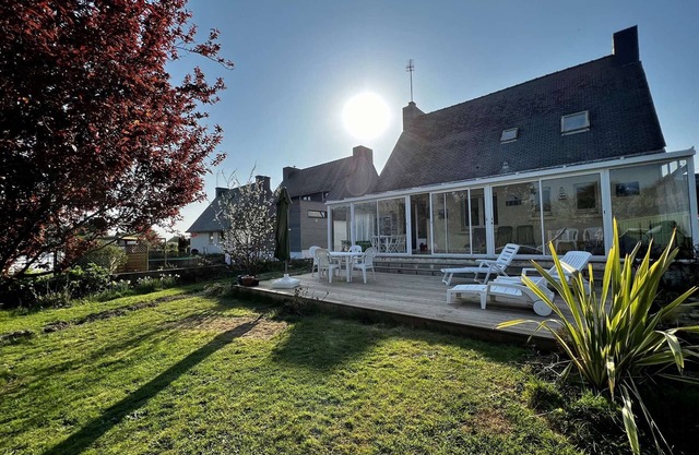 Port-Louis House, 4 bdrm, beach access, WIFI, pets allowed