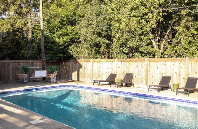 Porter #6 - Perfect location with Pool & Golf Cart! - near Beach and Downtown!