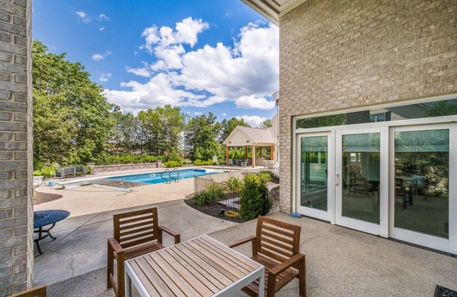 Posh Vacation Home: 2 Ensuites, Pool + Outdoor Kitchen & Bar