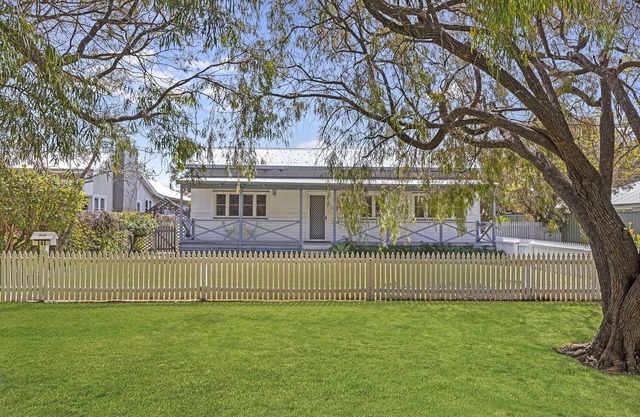 Possum Cottage on Adelaide St, 3 bedroom 2 bathroom walk to beach jetty and town
