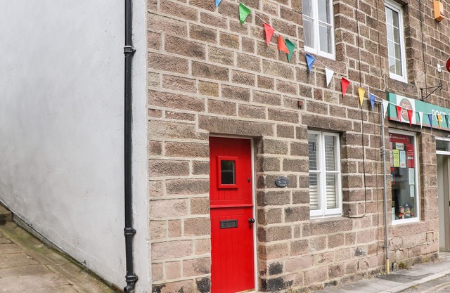 POST OFFICE COTTAGE, family friendly, with a garden in Cromford