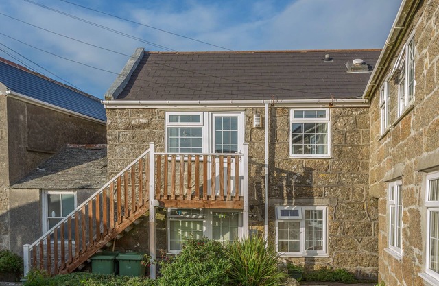 POTTERS BY THE SEA, pet friendly, with a garden in Sennen