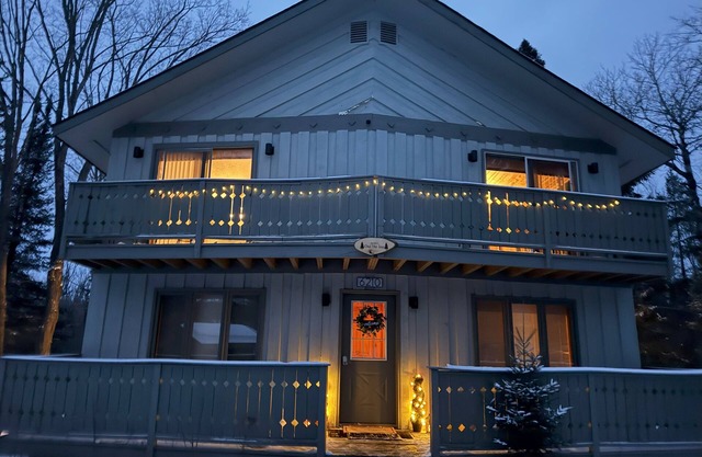 Powdery Peak Ski Chalet- Where Mountain Memories Begin