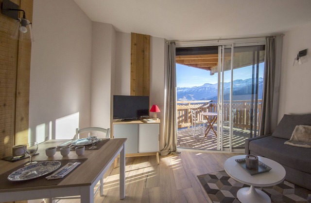 Pra loup 1600 T2 with bedroom and terrace panoramic view 50 m from the slopes