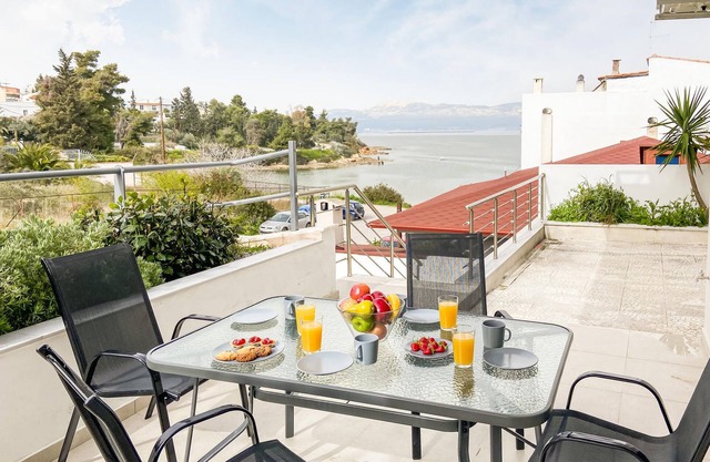 Practical apartment near Chalkida directly on the bay.