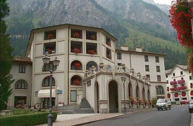 Pre Saint Didier in front of Terme direct shuttle Courmayeur