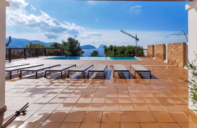 Preciosa Casa Típica de la Costa Ibicenca con Vistas al mar