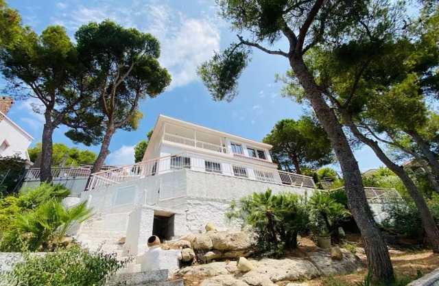Preciosa Villa rodeada de pinos con vistas al mar - ServHouse