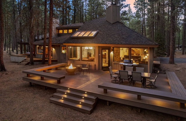 Premier Black Butte Golf Course Home w/hot tub and sauna