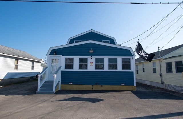 Premier, modern, fully renovated, Beach home.stroll to the beach in 3 minutes!