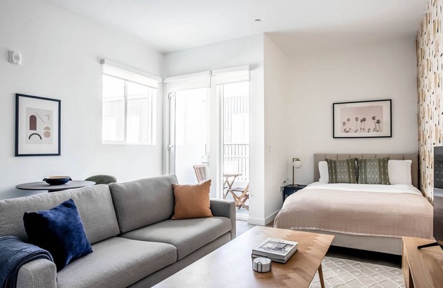 Premium Silverlake Studio w/ W/D & Pool, nr 101 & 405, by Blueground
