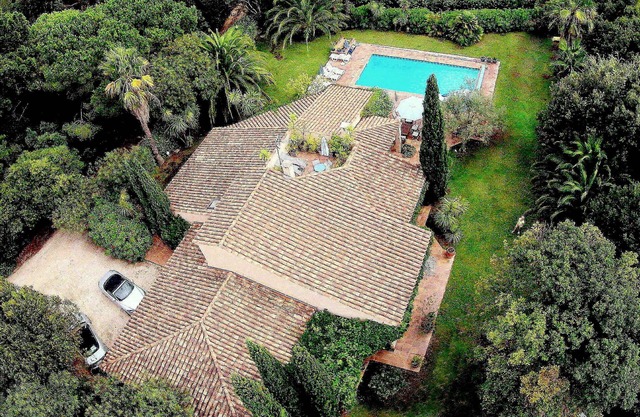 PRESQU'ÎLE DE ST TROPEZ. CONTEMPORARY VILLA ON ONE LEVEL 180m2 swimming pool
